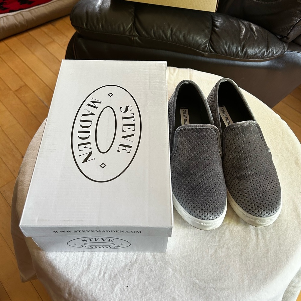 Bluish grey suede sneaker